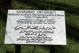 Pamětní deska u vchodu do Zahrady v Tunisu